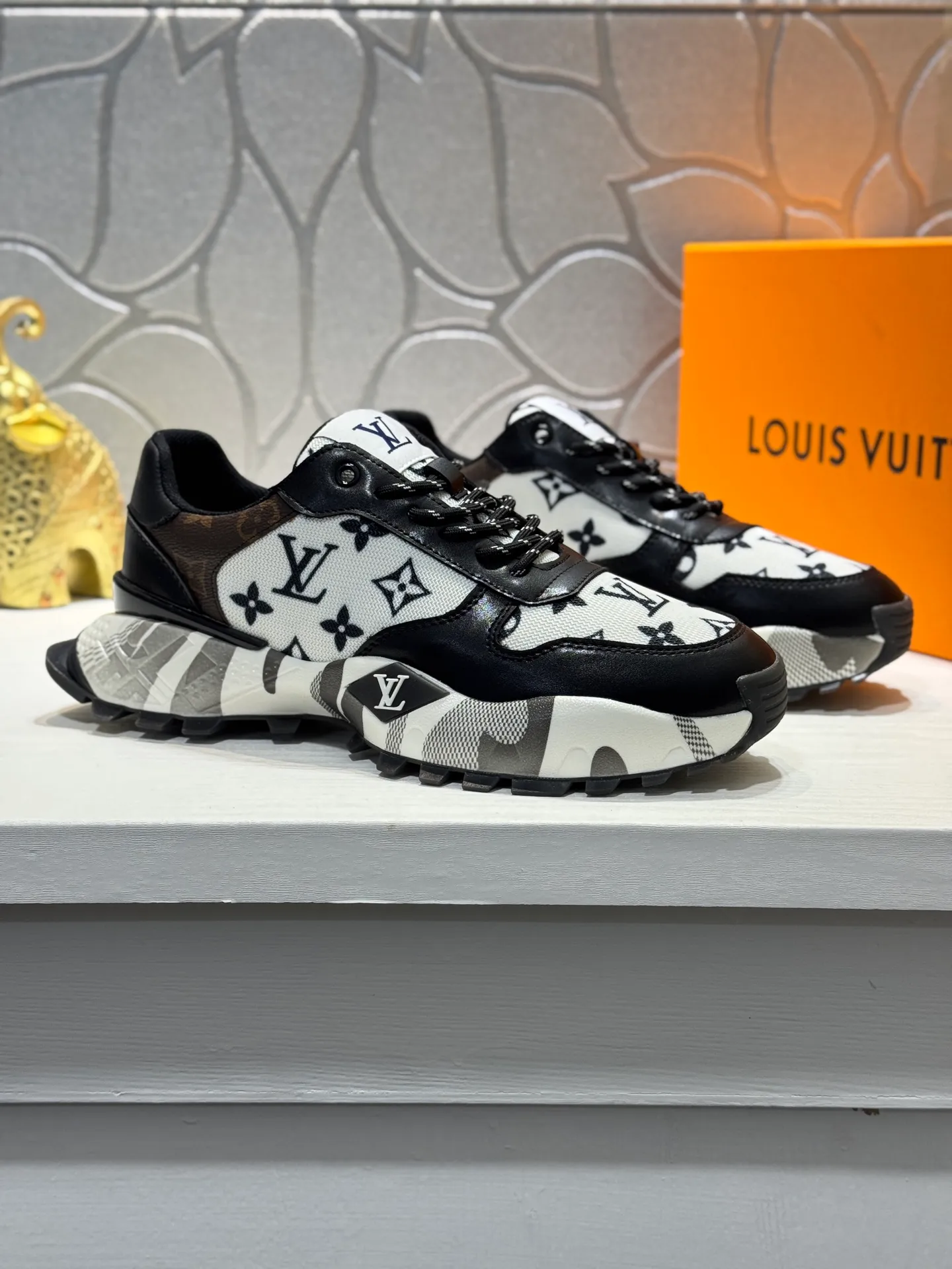 Men's shoes 💰440 [New style] 🐬🐬Top original order - Louis Vuitton®️ Trendy and fashionable yet low-key men's casual shoes, LV cowhide upper, comfortable and breathable, mesh lining, original rubber outsole, two colors available ~ a must-have for sportsmen. Size: 38-44 (45 customized